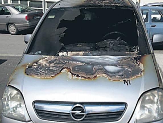 Berane: Zapaljeno vozilo inspektorke za narkotike Berane: Zapaljeno vozilo inspektorke za narkotike