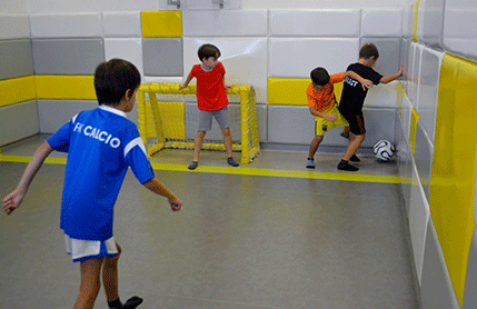 PODGORICA: Počeo Drugi bazar školica za djecu PODGORICA: Počeo Drugi bazar školica za djecu