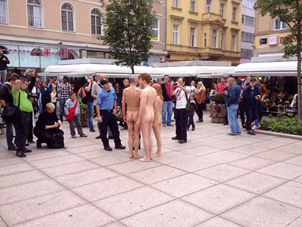 Privedeni goli umjetnici u Zagrebu Privedeni goli umjetnici u Zagrebu