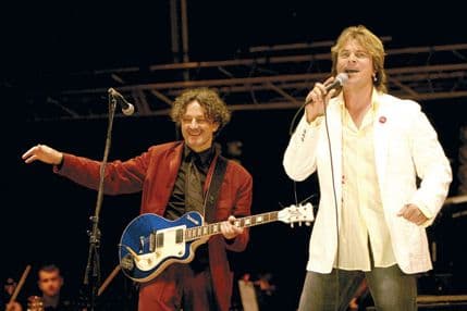 "Bijelo dugme" ili Eros Ramacoti na trgu u Budvi za "najluđu noć" "Bijelo dugme" ili Eros Ramacoti na trgu u Budvi za "najluđu noć"