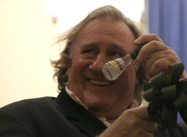 Depardje: Pijem 14 flaša alkohola dnevno Depardje: Pijem 14 flaša alkohola dnevno