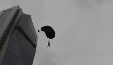 Sarajlija skočio padobranom sa najviše zgrade na Balkanu Sarajlija skočio padobranom sa najviše zgrade na Balkanu