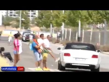 VIDEO: Navijači Reala šutirali Bejlov automobil VIDEO: Navijači Reala šutirali Bejlov automobil