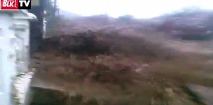 Srbija: Bujica mulja zastrašujućom brzinom nosila kola i drveće Srbija: Bujica mulja zastrašujućom brzinom nosila kola i drveće