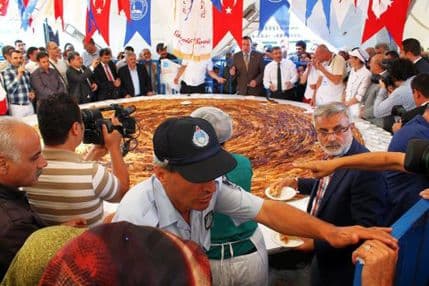 Zeničani u Istanbulu napravili najveći burek na svijetu Zeničani u Istanbulu napravili najveći burek na svijetu