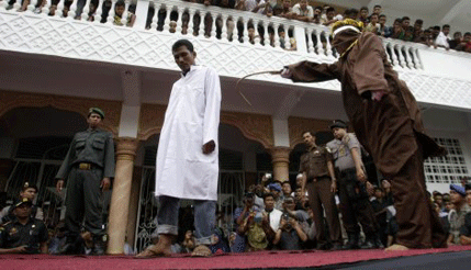 Indonezija: Javno bičevanje kazna za kockanje Indonezija: Javno bičevanje kazna za kockanje