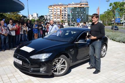 VIDEO, FOTO: Teslin električni automobil stigao u Podgoricu VIDEO, FOTO: Teslin električni automobil stigao u Podgoricu