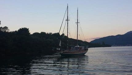 Nasukao se jedrenjak kod ostrva Sveti Marko Nasukao se jedrenjak kod ostrva Sveti Marko