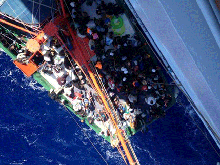 Imigranti “okupirali” kruzer, skrenuli ga sa planirane rute Imigranti “okupirali” kruzer, skrenuli ga sa planirane rute