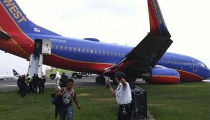 Drama u Čikagu: Zapalio zgradu kontrole leta pa se izbo nožem! Drama u Čikagu: Zapalio zgradu kontrole leta pa se izbo nožem!