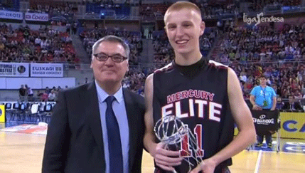 Tinejdžer iz SAD-a mašina za trojke (VIDEO) Tinejdžer iz SAD-a mašina za trojke (VIDEO)