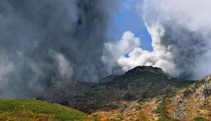VIDEO: Na obroncima vulkana u Japanu nađeno 30 mrtvih VIDEO: Na obroncima vulkana u Japanu nađeno 30 mrtvih