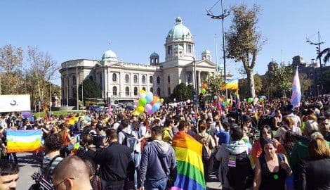 Parada ponosa u Beogradu završena bez većih incidenata, privedeno 50 ljudi Parada ponosa u Beogradu završena bez većih incidenata, privedeno 50 ljudi