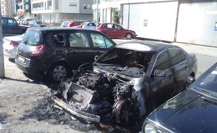 Izgorio BMW u Ulici serdara Jola Piletića (FOTO) Izgorio BMW u Ulici serdara Jola Piletića (FOTO)