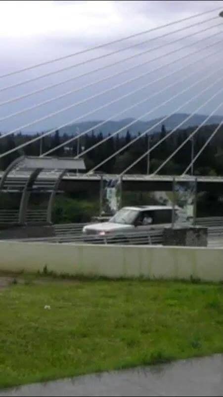 FOTO: Džipom preko pješačkog mosta FOTO: Džipom preko pješačkog mosta