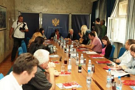 Konjević i Stojanović sa predstavnicima prenzionera i sindikata MUP-a i novinarima Konjević i Stojanović sa predstavnicima prenzionera i sindikata MUP-a i novinarima