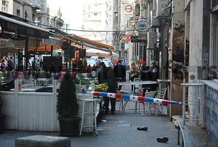 Beograd: Djevojka skočila sa zgrade u prepunu baštu kafića Beograd: Djevojka skočila sa zgrade u prepunu baštu kafića