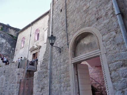 “Djelo za sjećanje” Janisa Kunelisa u Crkvi Svetog Pavla u Kotoru “Djelo za sjećanje” Janisa Kunelisa u Crkvi Svetog Pavla u Kotoru