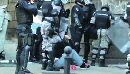 Otkaz za petoricu žandarma koji su tukli Vučića Otkaz za petoricu žandarma koji su tukli Vučića