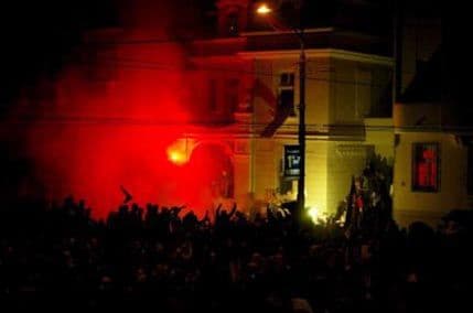 Beograd: Za paljenje ambasada kriva četiri čelnika policije? Beograd: Za paljenje ambasada kriva četiri čelnika policije?