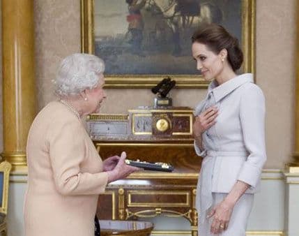 Kraljica odlikovala Anđelinu Džoli Kraljica odlikovala Anđelinu Džoli