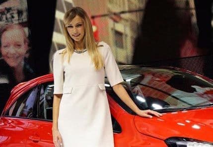 Automobili, šarmantne djevojke i glamur Pariza Automobili, šarmantne djevojke i glamur Pariza