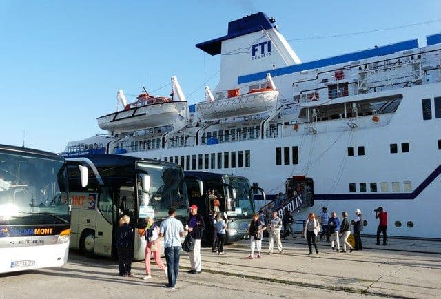 Bar: Kruzer „Berlin“ uplovio u Luku Bar Bar: Kruzer „Berlin“ uplovio u Luku Bar