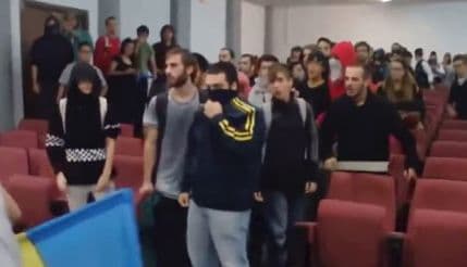Španski studenti istjerali ukrajinske nacionaliste sa fakulteta Španski studenti istjerali ukrajinske nacionaliste sa fakulteta