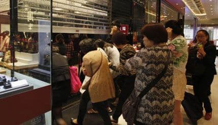 Kineski kupoholičari potrošili preko 600 miliona eura u Britaniji Kineski kupoholičari potrošili preko 600 miliona eura u Britaniji