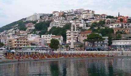 Hotel u parku i betonirana šuma Hotel u parku i betonirana šuma