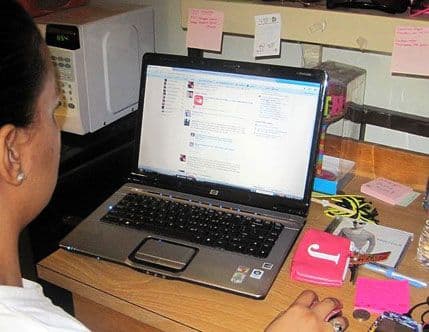 Zašto ne treba da koristite Fejsbuk na poslu? Zašto ne treba da koristite Fejsbuk na poslu?