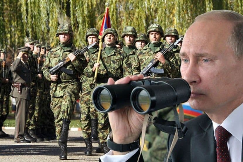 Andrija Mandić sa Putinom i Vučićem na vojnoj paradi u Beogradu Andrija Mandić sa Putinom i Vučićem na vojnoj paradi u Beogradu