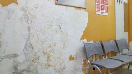 FOTO: Čekaonica „ofarbana“ vlagom FOTO: Čekaonica „ofarbana“ vlagom