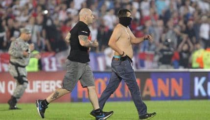 I Ivan Bogdanov na terenu tokom prekida utakmice Srbija-Albanija I Ivan Bogdanov na terenu tokom prekida utakmice Srbija-Albanija