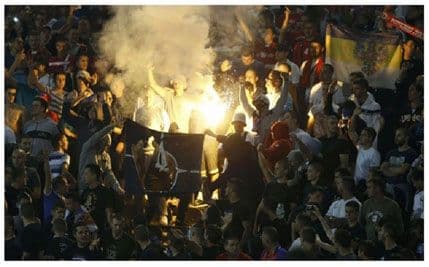 Navijači Srbije zapalili NATO zastavu Navijači Srbije zapalili NATO zastavu