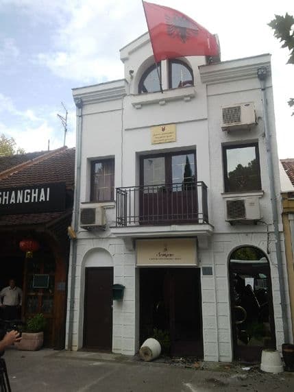 FOTO: Kamenovana Ambasada Albanije u Podgorici FOTO: Kamenovana Ambasada Albanije u Podgorici