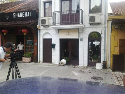 Privedeno troje osumnjičenih za kamenovanje albanske ambasade Privedeno troje osumnjičenih za kamenovanje albanske ambasade