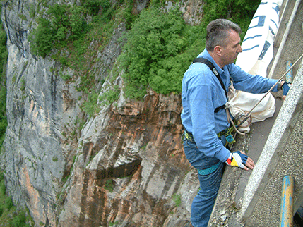 STIJEPOVIĆ i MITROVIĆ JABLANU: Upravo Vas plaćaju strane kompanije, organizacije i energetski lobiji STIJEPOVIĆ i MITROVIĆ JABLANU: Upravo Vas plaćaju strane kompanije, organizacije i energetski lobiji