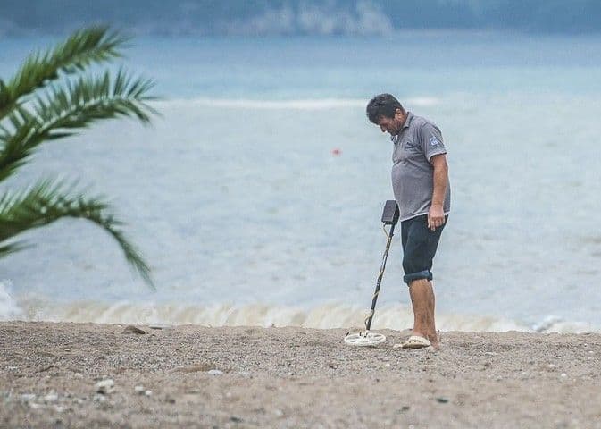 Budva: U pijesku na plaži Milija traži novac i zlato Budva: U pijesku na plaži Milija traži novac i zlato