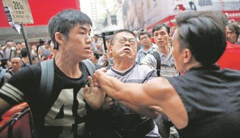 U novim protestima u Hong Kongu povrijeđeno 20 ljudi U novim protestima u Hong Kongu povrijeđeno 20 ljudi