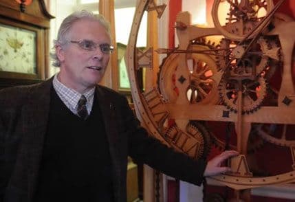 Dok vi namještate jedan, on pomjera čak 4.000 satova (VIDEO) Dok vi namještate jedan, on pomjera čak 4.000 satova (VIDEO)