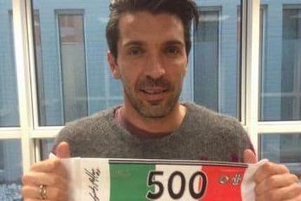 Bufon slavi 500. nastup u dresu Juvea Bufon slavi 500. nastup u dresu Juvea