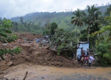 Deset poginulih i 300 nestalih u klizištu Deset poginulih i 300 nestalih u klizištu