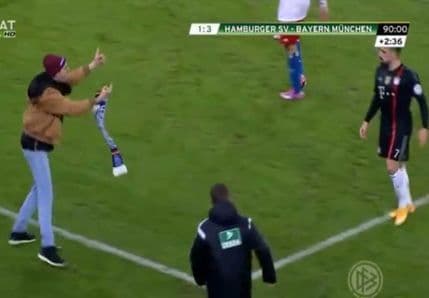 VIDEO: Navijač napao Riberija VIDEO: Navijač napao Riberija