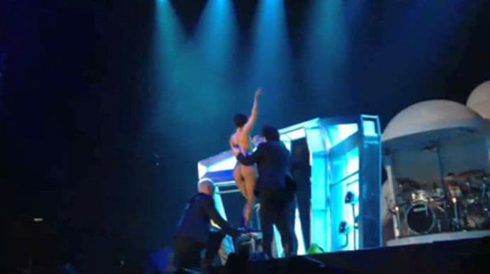 Korak dalje i od Madone: Gola na sceni (VIDEO) Korak dalje i od Madone: Gola na sceni (VIDEO)