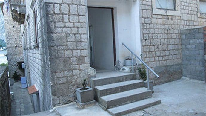 Ilegalni stanari “Stare škole” devastirli zdanje i uzurpirali tuđe dvorište Ilegalni stanari “Stare škole” devastirli zdanje i uzurpirali tuđe dvorište