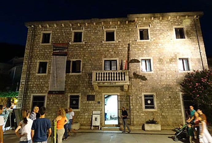 Sedam decenija Budve i Petrovca na odabranim fotografijama Sedam decenija Budve i Petrovca na odabranim fotografijama