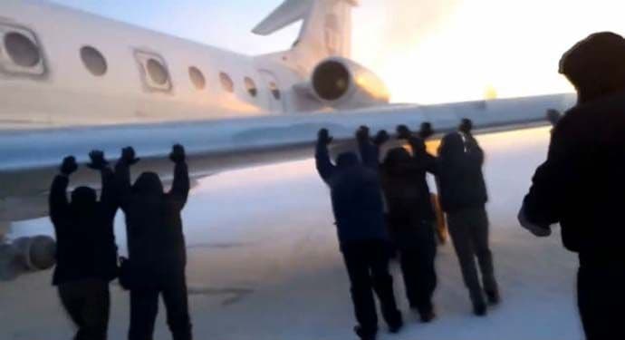 Sibir: Putnici morali da guraju avion (VIDEO) Sibir: Putnici morali da guraju avion (VIDEO)