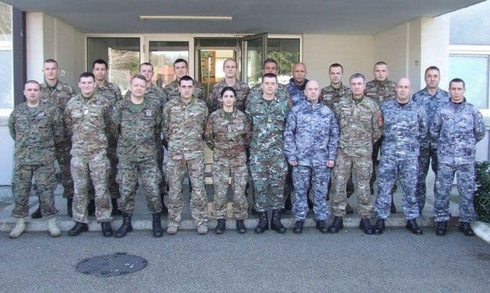 Vojska neplanirano učila engleski u novim uniformama od pola miliona eura Vojska neplanirano učila engleski u novim uniformama od pola miliona eura