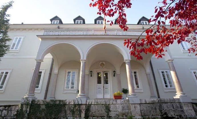 Milan Kučan poklonio Nacionalnoj biblioteci Valvasorovu Ikoneteku Milan Kučan poklonio Nacionalnoj biblioteci Valvasorovu Ikoneteku